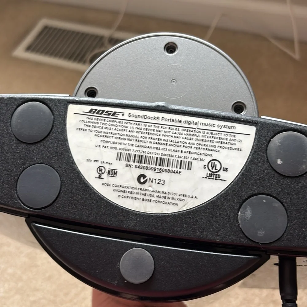 Bose SoundDock Portable Digital Music System - Picture 2 of 4